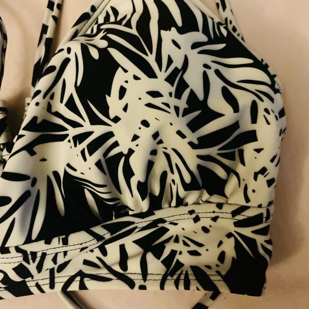 black and white leaf print bikini top <3